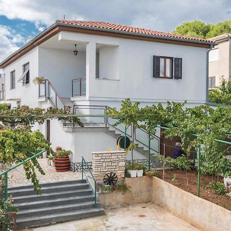 1 Bedroom Cozy Apartment In Pola Esterno foto