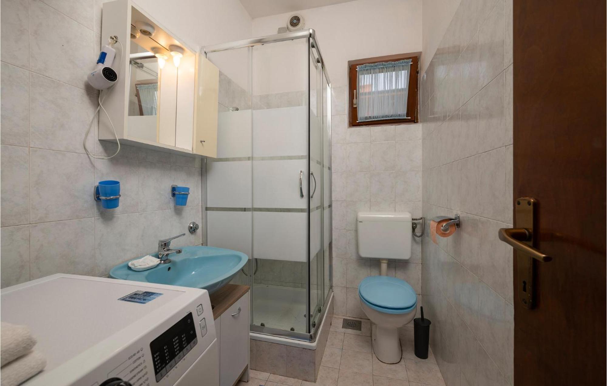 1 Bedroom Cozy Apartment In Pola Esterno foto
