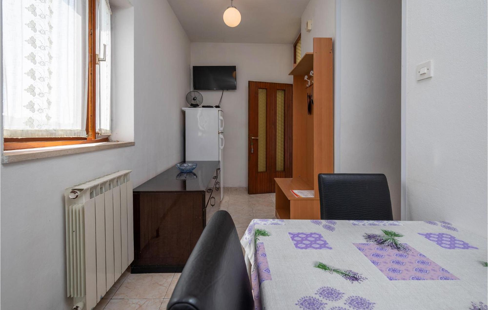 1 Bedroom Cozy Apartment In Pola Esterno foto
