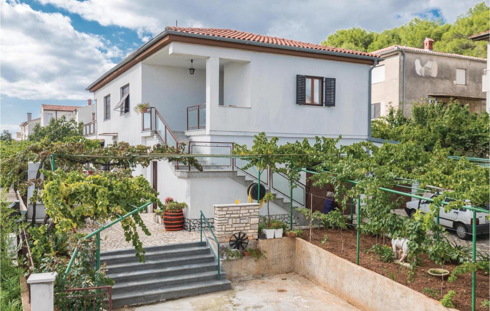 1 Bedroom Cozy Apartment In Pola Esterno foto