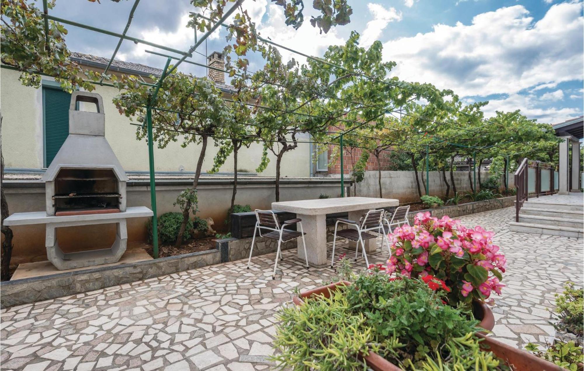 1 Bedroom Cozy Apartment In Pola Esterno foto