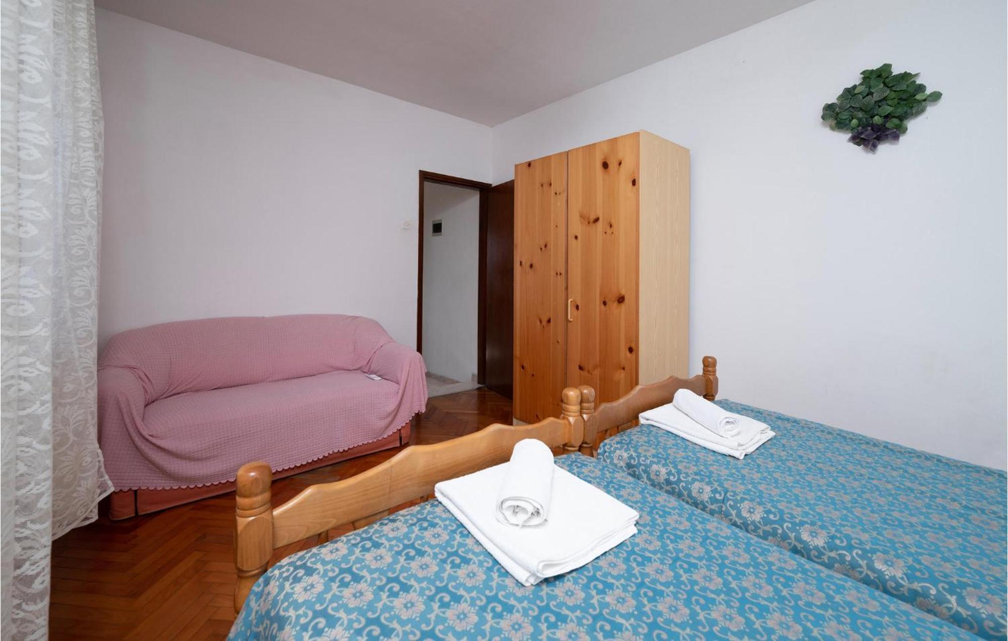 1 Bedroom Cozy Apartment In Pola Esterno foto
