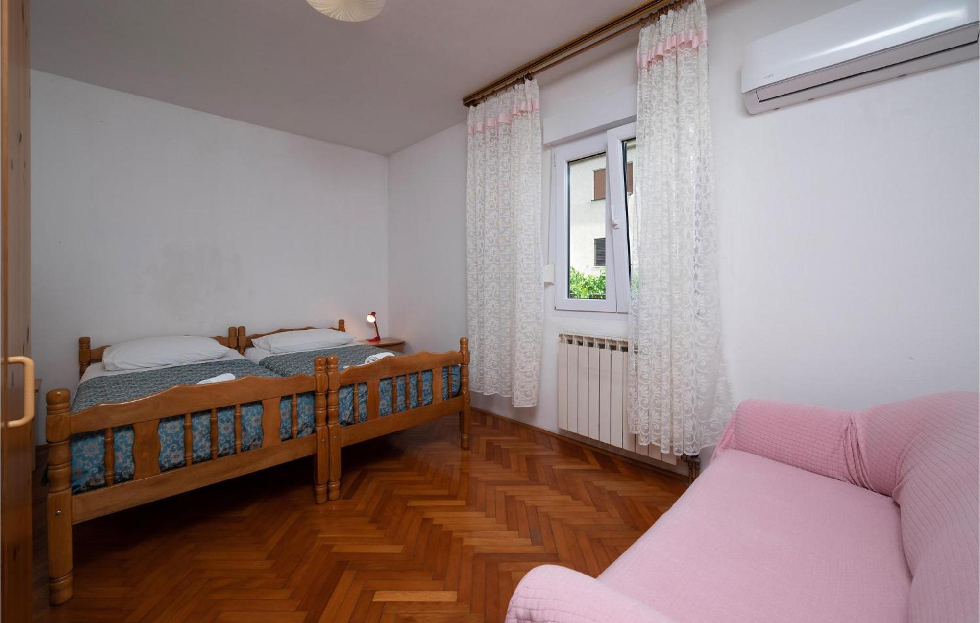 1 Bedroom Cozy Apartment In Pola Esterno foto