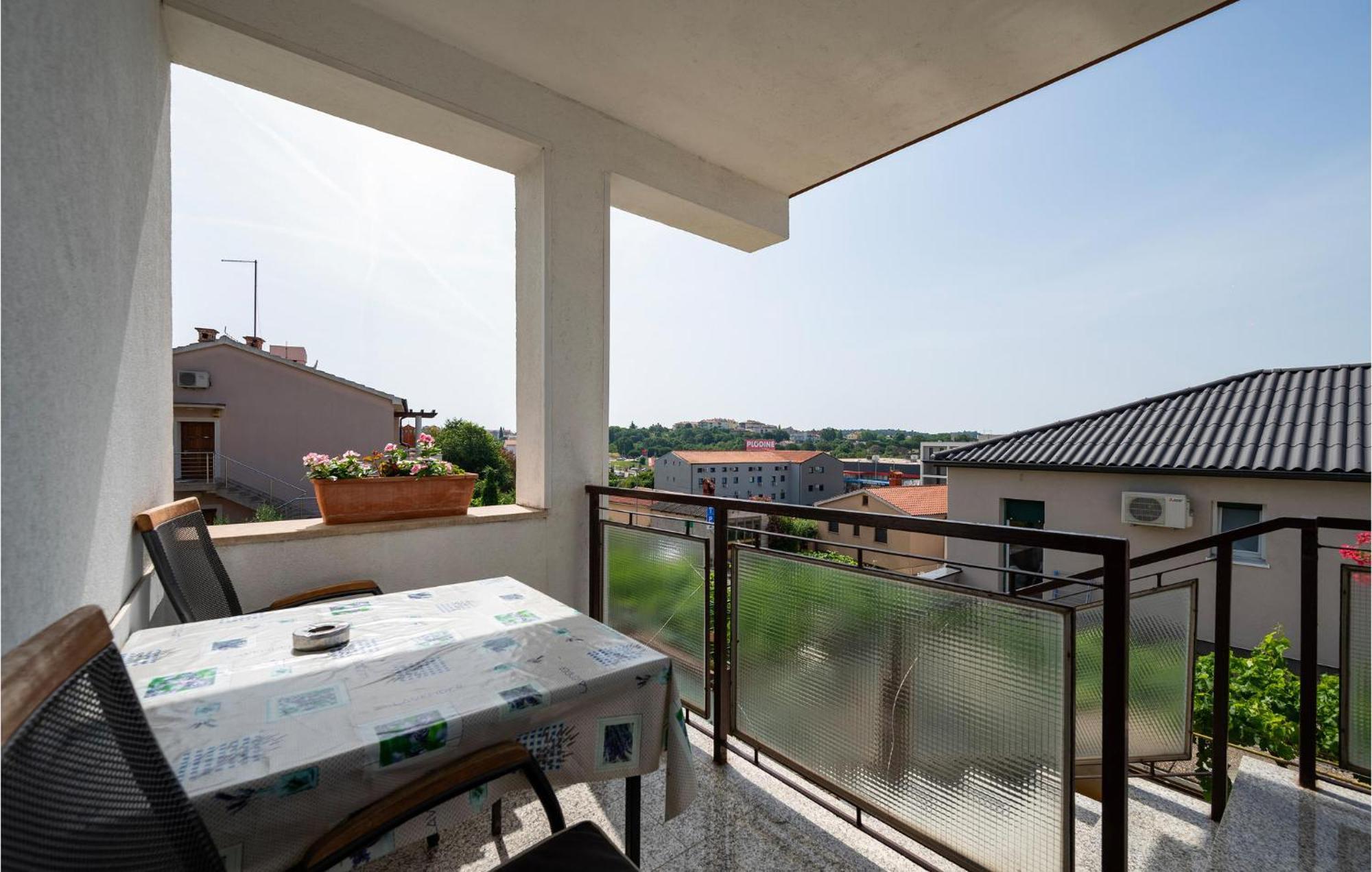 1 Bedroom Cozy Apartment In Pola Esterno foto